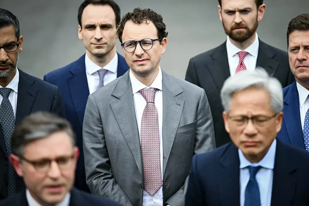 Dario Amodei (C), cofundador y director ejecutivo de Anthropic, observa mientras el presidente de la Cámara de Representantes, Mike Johnson (R-La.), habla con los periodistas tras una reunión con ejecutivos del sector tecnológico sobre inteligencia artificial, en la Casa Blanca el 29 de septiembre de 2026. (Kent Nishimura/AFP vía Getty Images)