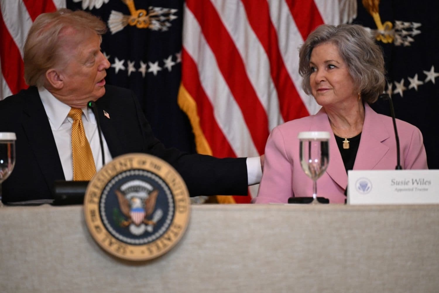 El presidente Donald Trump conversa con la jefa de gabinete Susie Wiles durante un almuerzo con los miembros de la "Junta Directiva del Centro Trump-Kennedy" en la Casa Blanca, en Washington, el 16 de marzo de 2026. (Annabelle Gordon/AFP vía Getty Images)