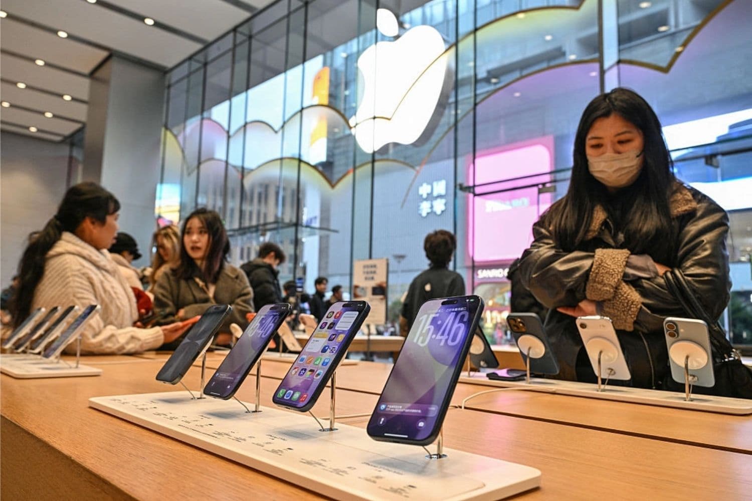 La gente observa los modelos del iPhone 17 exhibidos en una tienda de Apple en el distrito de Huangpu, en Shanghái, China, el 20 de enero de 2026. (Héctor Retamal/ AFP vía Getty Images)