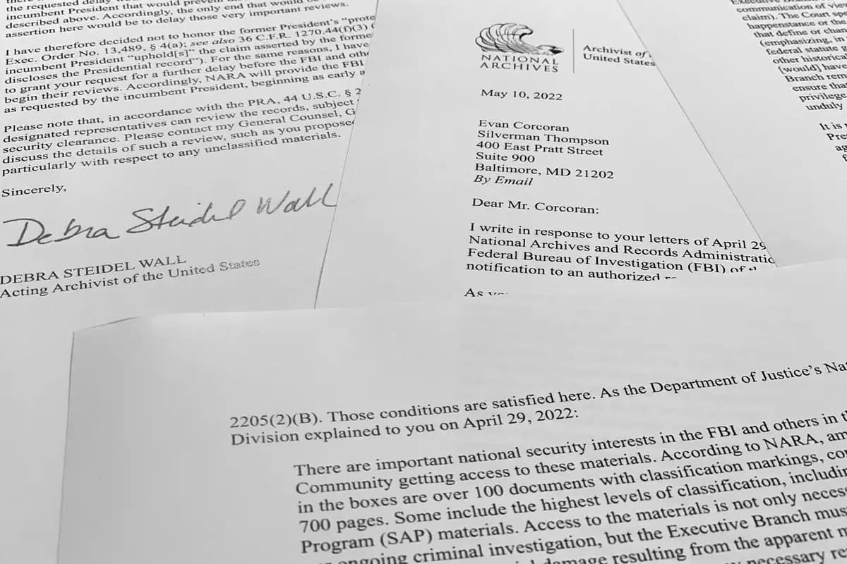 Una carta de la archivista interina de Estados Unidos, Debra Steidel Wall, dirigida al equipo legal del expresidente Donald Trump, fotografiada el 23 de agosto de 2022. (Jon Elswick/AP).