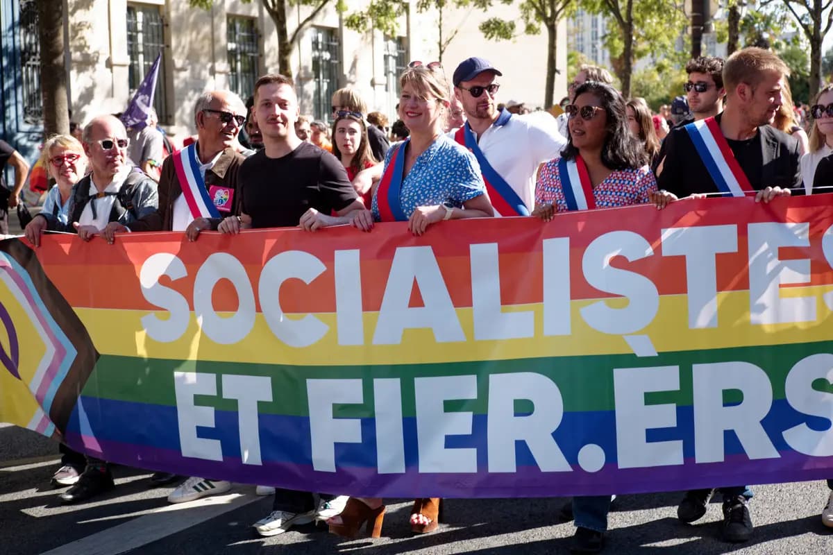 <em>Manifestantes en el Desfile del Orgullo en la ciudad de París el 3 de octubre de 2026. (Brune Simon/Hans Lucas/AFP vía Getty Images).</em>
