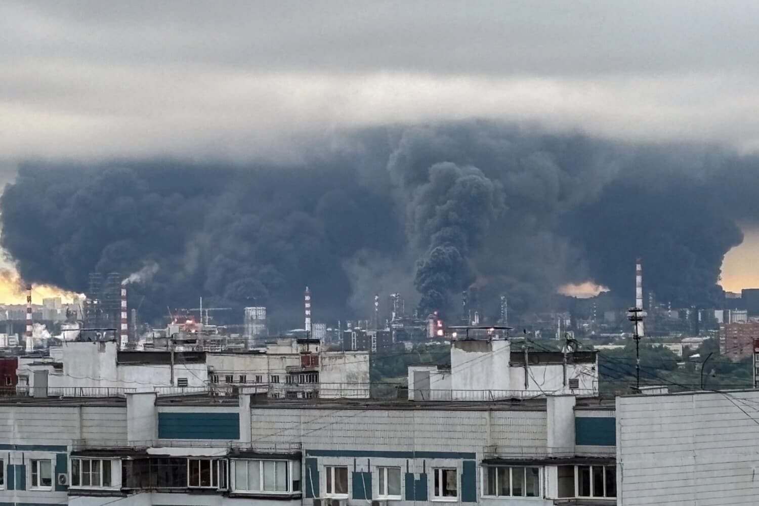 Espesas columnas de humo y llamas se elevan desde una refinería de petróleo tras lo que, según las autoridades, fue un ataque con drones ucranianos en el marco del conflicto entre Rusia y Ucrania, en Moscú, el 18 de junio de 2026. (Redes sociales/vía Reuters)