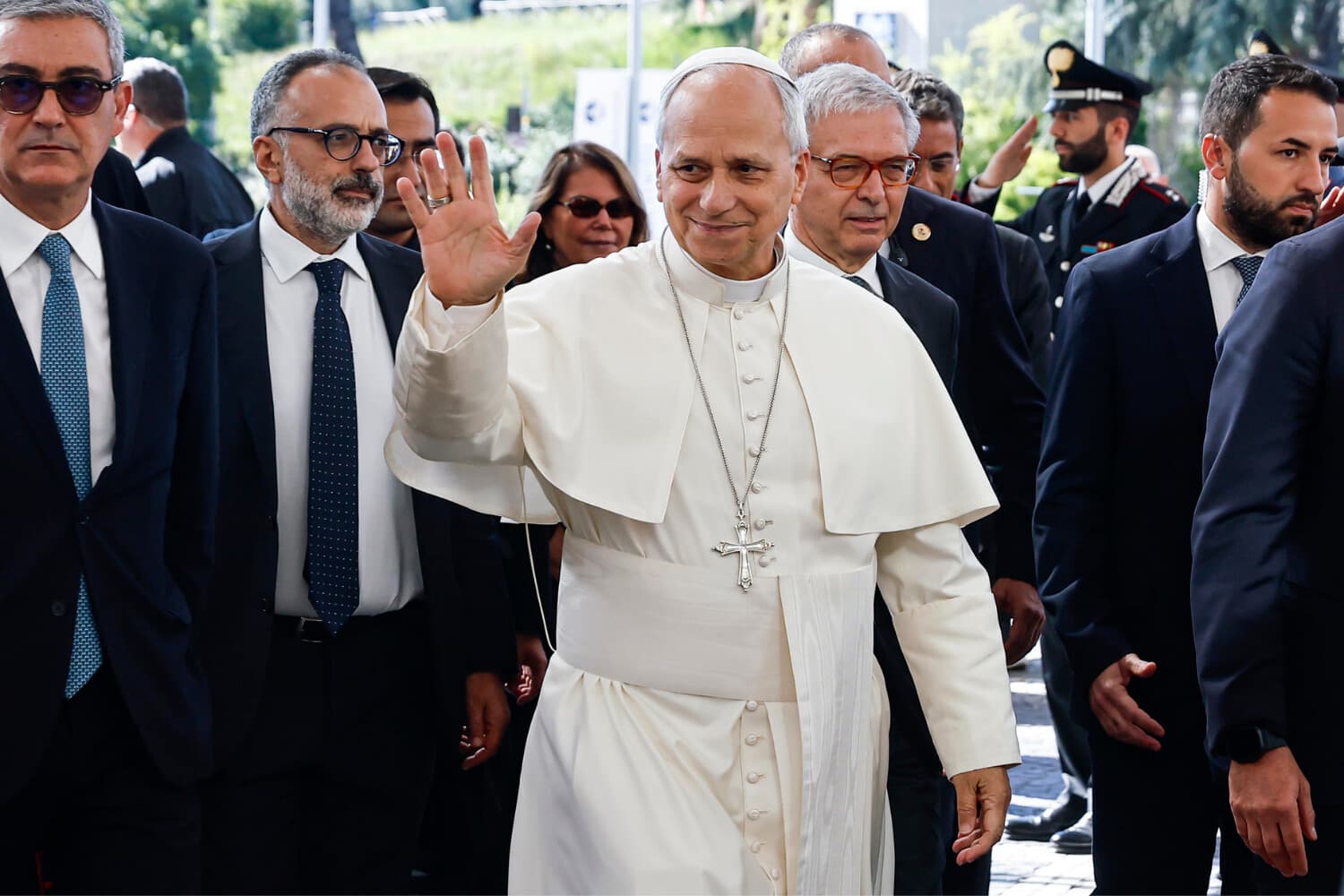 Fotografía del papa León XIV (C) llegando al Hospital Universitario Agostino Gemelli de Roma, Italia. (EFE/Angelo Carconi)
