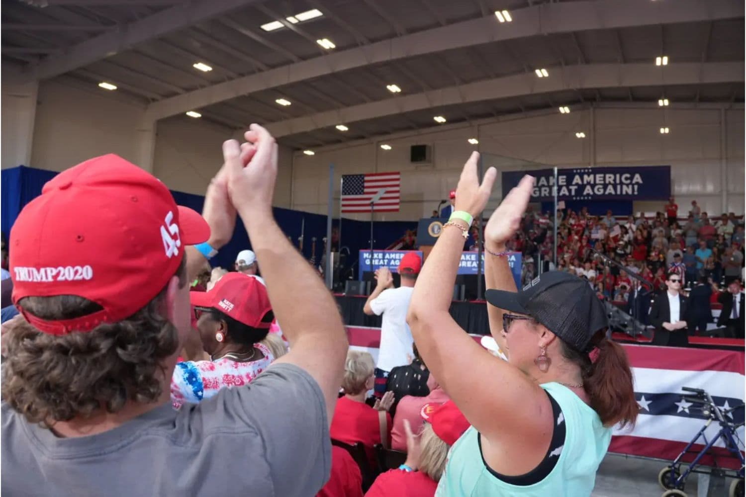 Cientos de asistentes a un mitin vitorean al presidente Donald Trump. Con las elecciones de medio período en marcha, Trump acudió a motivar a los votantes en Dalton, Georgia, el 16 de octubre de 2026. (Troy Myers/The Epoch Times)