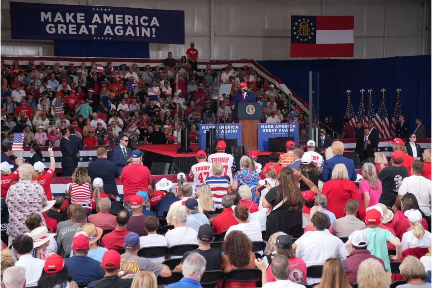 Los simpatizantes escuchan el discurso del presidente Donald Trump mientras se llevan a cabo las elecciones de medio período en todo el país. Trump acudió a motivar a los votantes en Dalton, Georgia, el 16 de octubre de 2026. (Troy Myers/The Epoch Times)