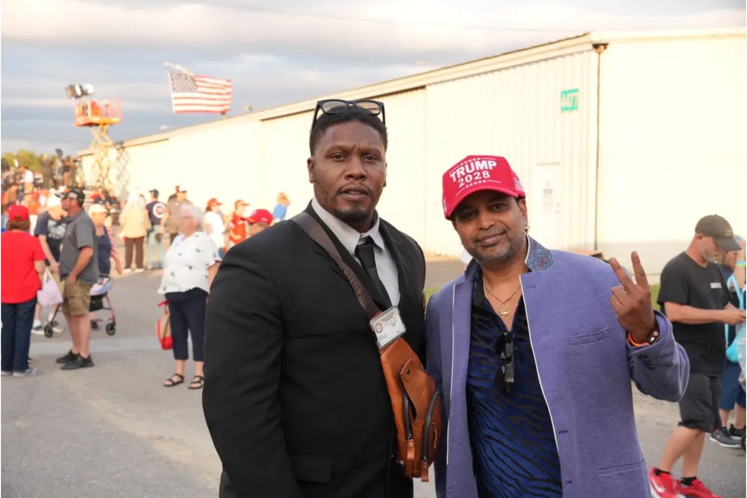 Andy Acharya (derecha) posa con un amigo después de que el presidente Donald Trump terminara un mitin. El presidente fue a animar a los votantes en Dalton, Georgia, el 16 de octubre de 2026. (Troy Myers/The Epoch Times)