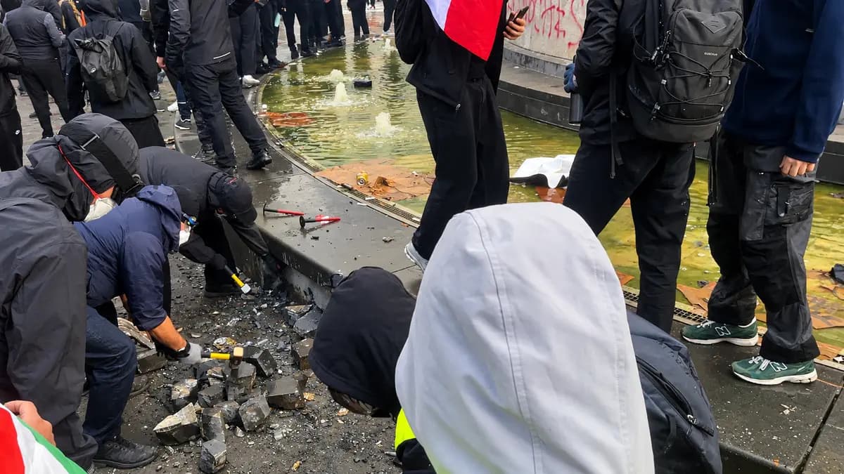 <em>Manifestantes de extrema izquierda enmascarados utilizan martillos para romper adoquines y arrojarlos contra agentes de policía durante violentas protestas en la Plaza de la República de París el 17 de octubre de 2026. (Etienne Fauchaire/The Epoch Times).</em>