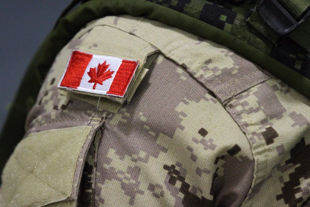 Se reporta incendio de grandes proporciones en base militar de Alberta