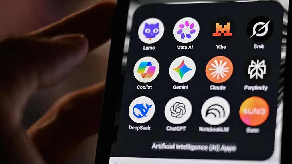 Esta fotografía, tomada el 15 de julio de 2026, muestra un smartphone en el que se ven los iconos de algunas de las principales aplicaciones basadas en la inteligencia artificial. (Martin Lelievre/AFP vía Getty Images)