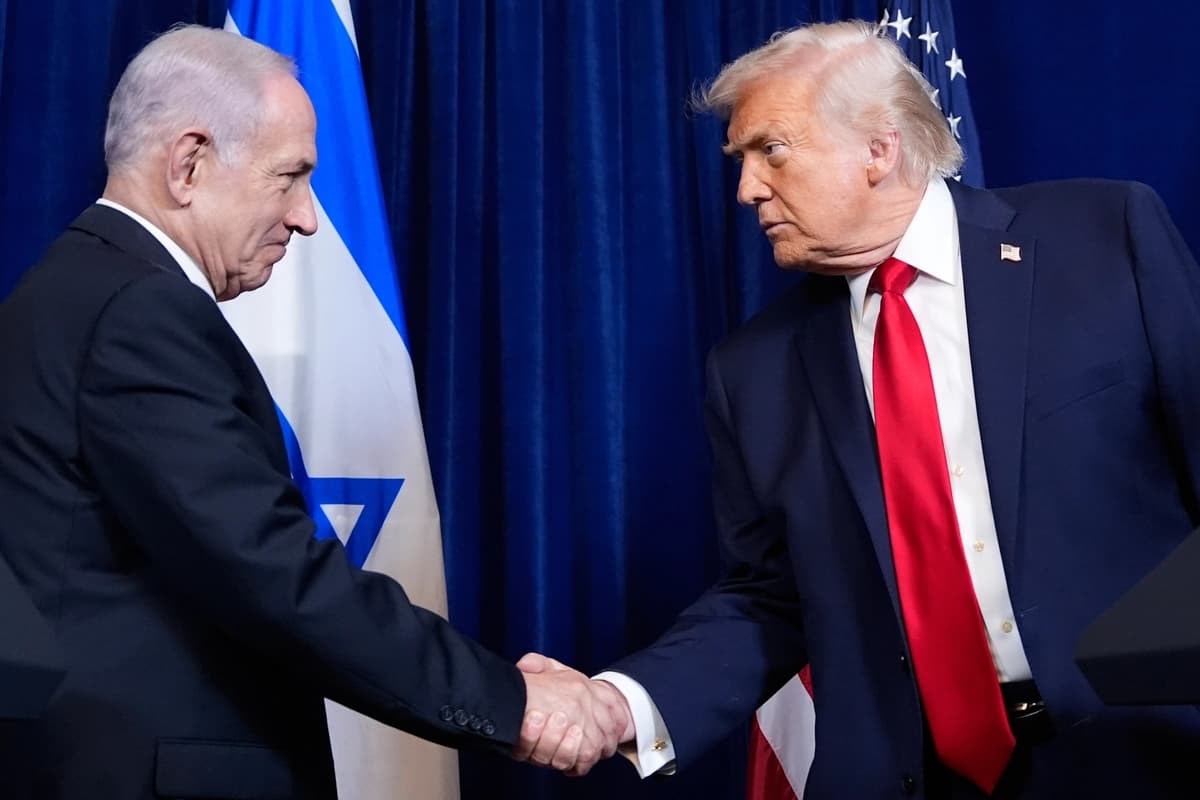 El primer ministro israelí, Benjamin Netanyahu (izquierda), y el presidente de EE. UU., Donald Trump, se dan la mano durante una rueda de prensa en Mar-a-Lago, en Palm Beach (Florida), el 29 de diciembre de 2025. (Foto AP/Alex Brandon, archivo)