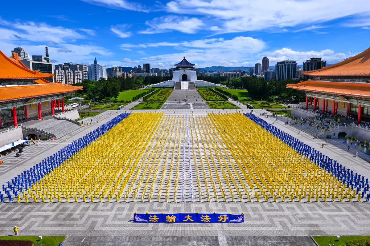 Practicantes de Falun Gong participan en un ejercicio grupal en Taipéi, Taiwán, el 17 de octubre de 2026. (Sung Pi-lung/The Epoch Times).