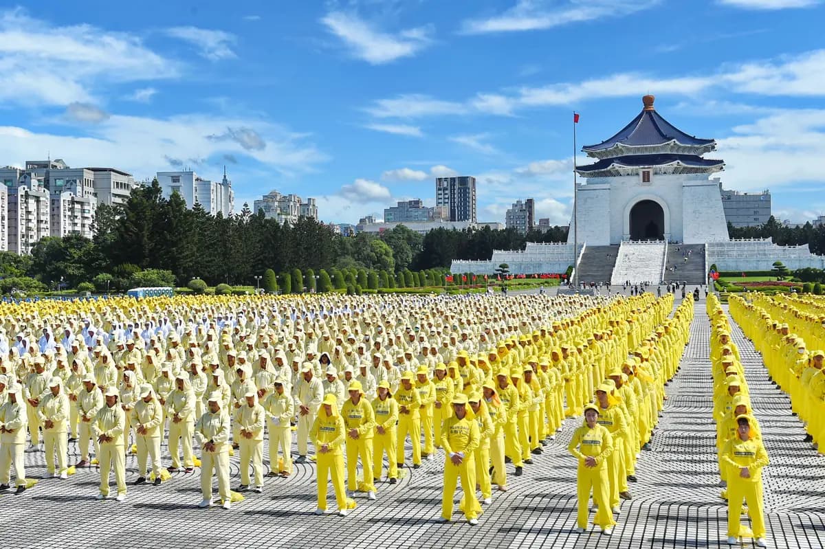 Practicantes de Falun Gong participan en un ejercicio grupal en Taipéi, Taiwán, el 17 de octubre de 2026. (Vida Sun/The Epoch Times).