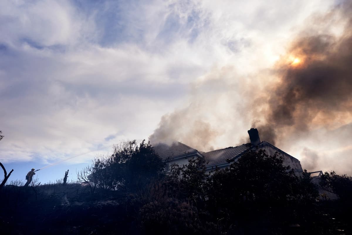 Un bombero trabaja para extinguir el fuego en una casa envuelta en llamas durante el incendio «Norte Fire», el 16 de octubre de 2026, en San Juan Capistrano, California. (Jae C. Hong/AP)