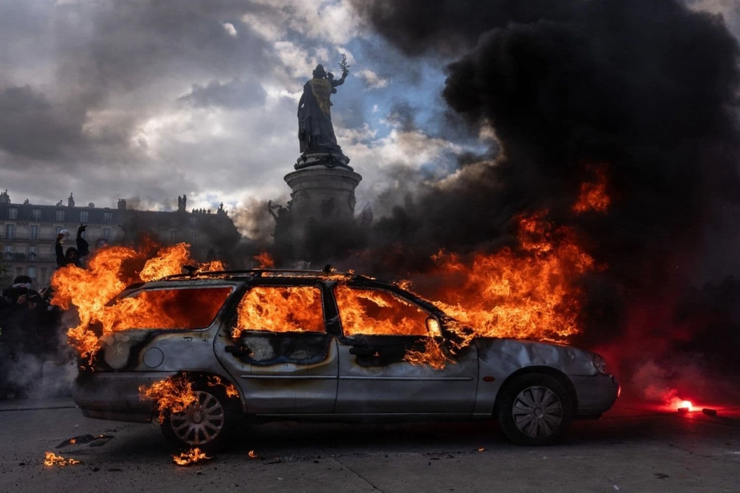 Un automóvil es incendiado durante las manifestaciones en París, Francia, el 17 de octubre de 2026. (Carl Court/Getty Images)

