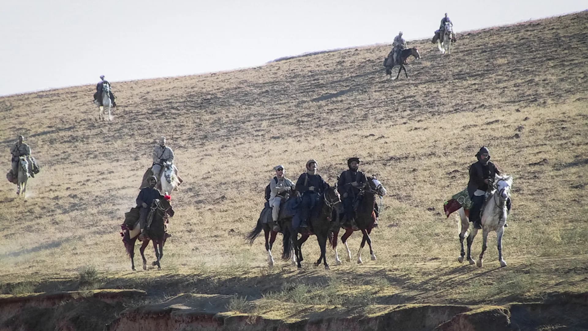 Personal asignado al Destacamento Operacional Charlie 53 de las Fuerzas Especiales del Ejército de EE. UU., cabalga junto a las fuerzas aliadas afganas en noviembre de 2001. (Cortesía del sargento mayor retirado Christopher Spence).