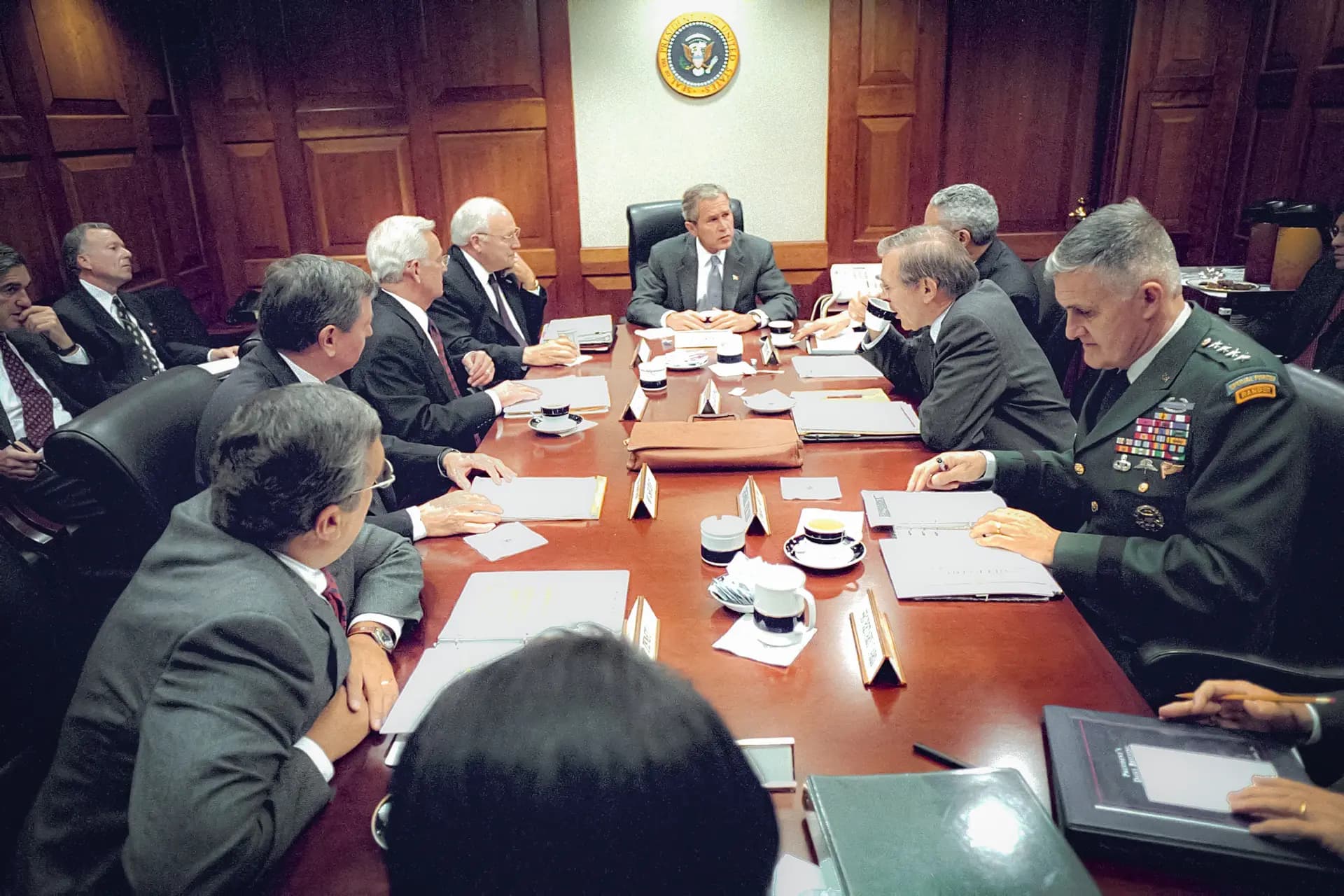 El presidente George W. Bush (C) se reúne con su Consejo de Seguridad Nacional, incluido el director de la CIA, George Tenet (abajo a la izquierda), en la Sala de Crisis de la Casa Blanca el 20 de septiembre de 2001, para discutir la respuesta de Estados Unidos a los ataques terroristas del 11 de septiembre de 2001. (Eric Draper/Casa Blanca/Getty Images).