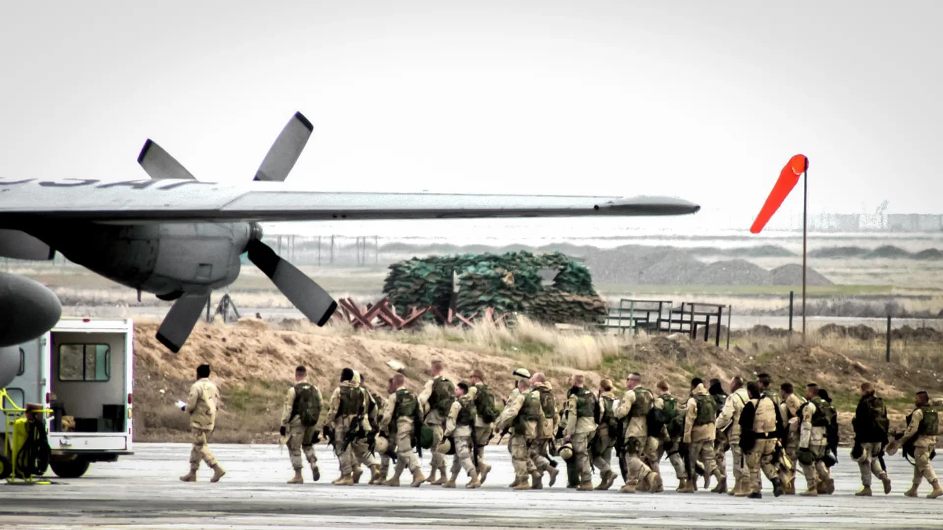 Soldados del ejército siguen a un aviador en la base aérea de Karshi-Khanabad. (Sargento técnico Scott T. Sturkol/Fuerza Aérea de EE. UU.).
