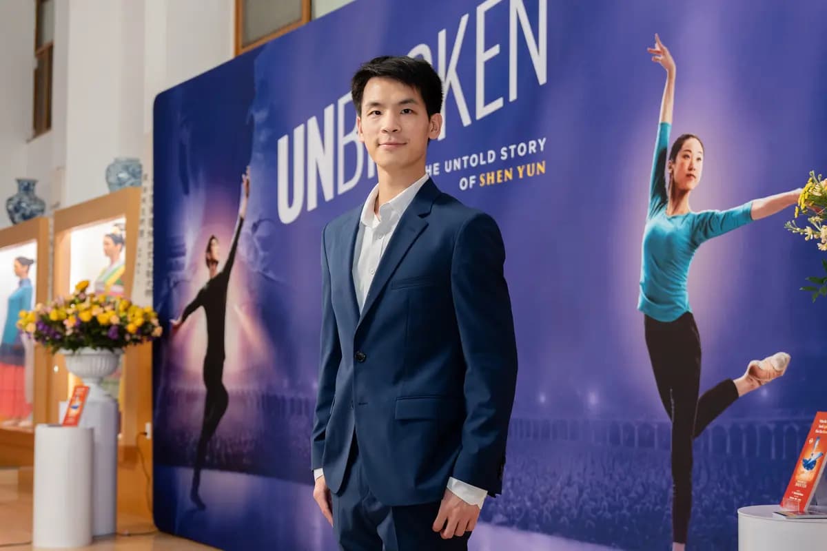 El bailarín Hubert Qu en la proyección de "Unbroken" en Dragon Springs, sede de Shen Yun Performing Arts, en Cuddebackville, Nueva York, el 17 de octubre de 2026. (Samira Bouaou/The Epoch Times).
