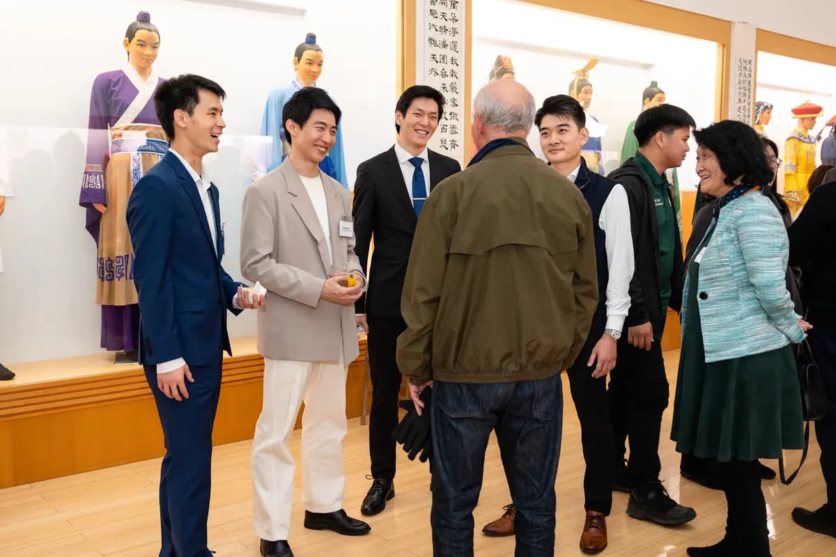 Los bailarines de Shen Yun se mezclan con los asistentes a la proyección de "Unbroken" en Dragon Springs, sede de Shen Yun Performing Arts, en Cuddebackville, Nueva York, el 17 de octubre de 2026. (Samira Bouaou/The Epoch Times).