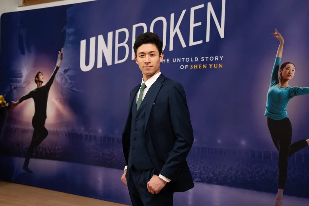 Lucas Browde, estudiante universitario y artista de Shen Yun, en la proyección de "Unbroken" en Dragon Springs, sede de Shen Yun Performing Arts, en Cuddebackville, Nueva York, el 17 de octubre de 2026. (Samira Bouaou/The Epoch Times)