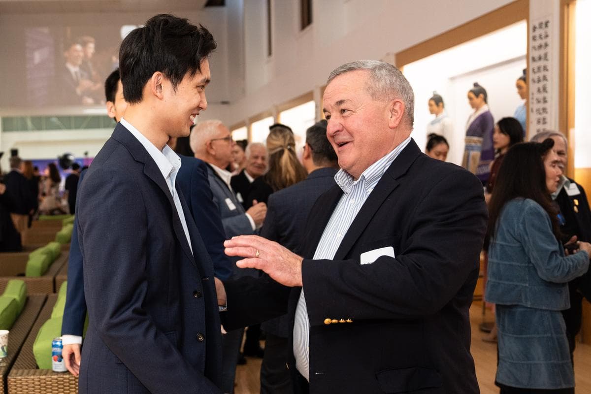 Richard Guertin, antiguo juez de la Corte del Condado de Orange, conversa con los artistas de Shen Yun durante la proyección de "Unbroken" en Dragon Springs, sede de Shen Yun Performing Arts, en Cuddebackville, Nueva York, el 17 de octubre de 2026. (Samira Bouaou/The Epoch Times).