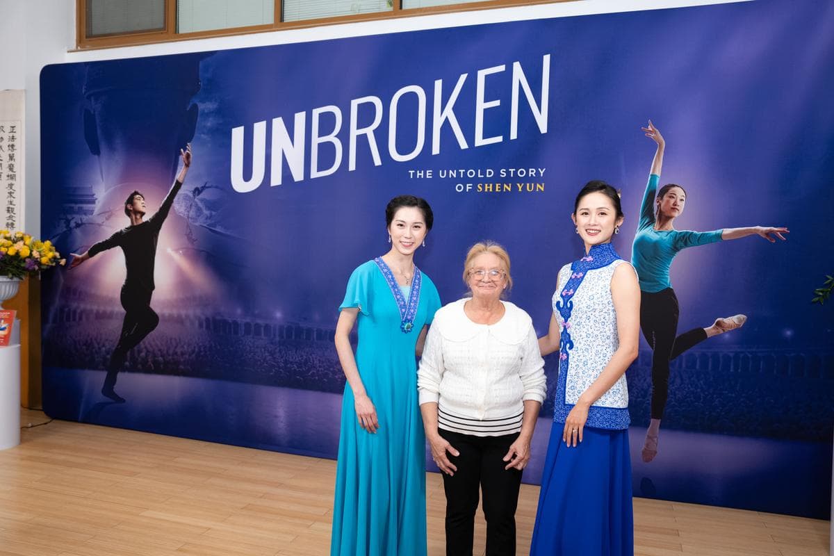Martha Flores-Vázquez (C), líder de distrito de la Asamblea del estado de Nueva York por Flushing, Nueva York, posa con artistas de Shen Yun en la proyección de "Unbroken" en Dragon Springs, sede de Shen Yun Performing Arts, en Cuddebackville, Nueva York, el 17 de octubre de 2026. (Larry Dye/The Epoch Times).