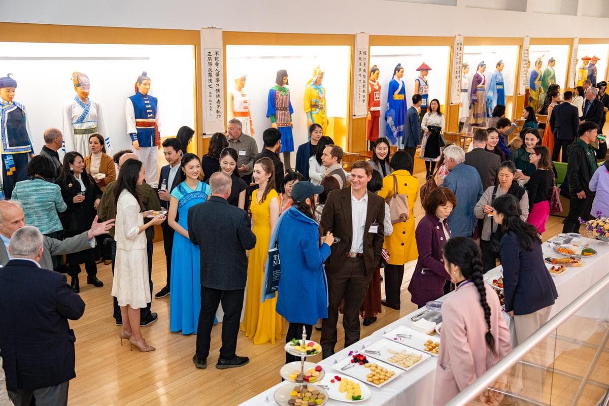 Los invitados y los artistas de Shen Yun se mezclan entre el público durante la proyección de "Unbroken" en Dragon Springs, sede de Shen Yun Performing Arts, en Cuddebackville, Nueva York, el 17 de octubre de 2026. Samira Bouaou/The Epoch Times).