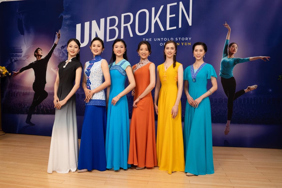 Bailarines de Shen Yun en la proyección de "Unbroken" en Dragon Springs, sede de Shen Yun Performing Arts, en Cuddebackville, Nueva York, el 17 de octubre de 2026. (Samira Bouaou/The Epoch Times).