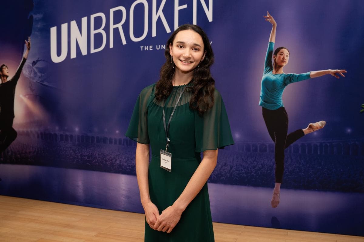 Catrina O'Neill, alumna de la Academia de Artes Fei Tian, en la proyección de "Unbroken" en Dragon Springs, sede de Shen Yun Performing Arts, en Cuddebackville, Nueva York, el 17 de octubre de 2026. (Samira Bouaou/The Epoch Times).