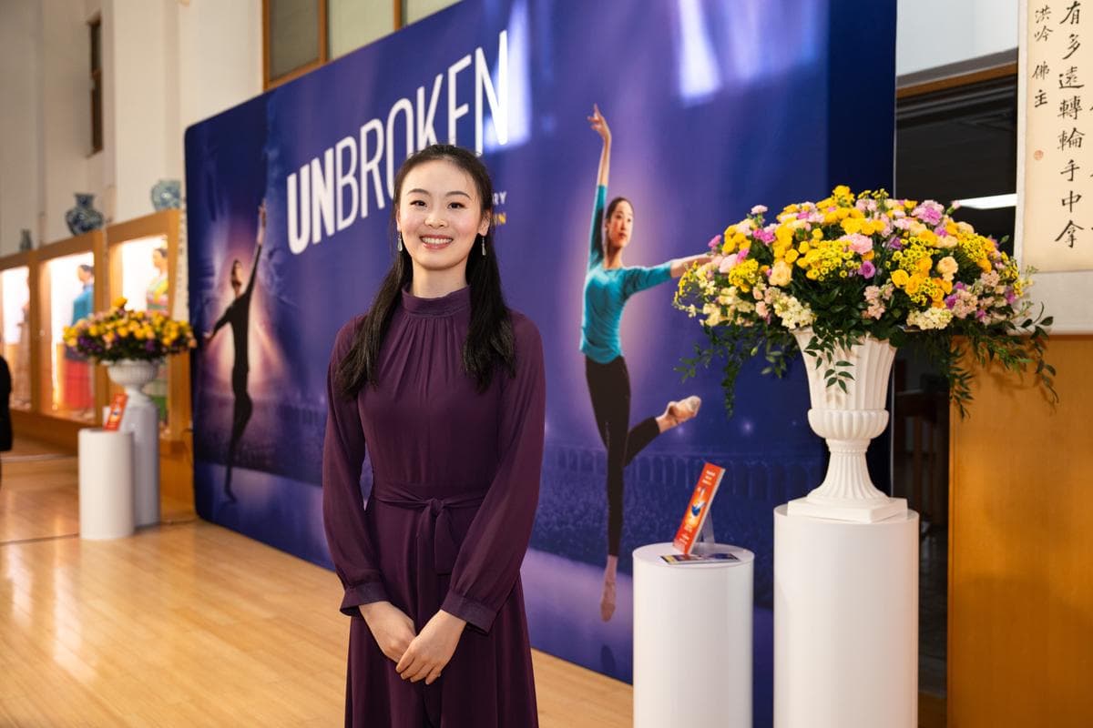 La bailarina Sunni Zhou en la proyección de "Unbroken" en Dragon Springs, sede de Shen Yun Performing Arts, en Cuddebackville, Nueva York, el 17 de octubre de 2026. (Samira Bouaou/The Epoch Times).