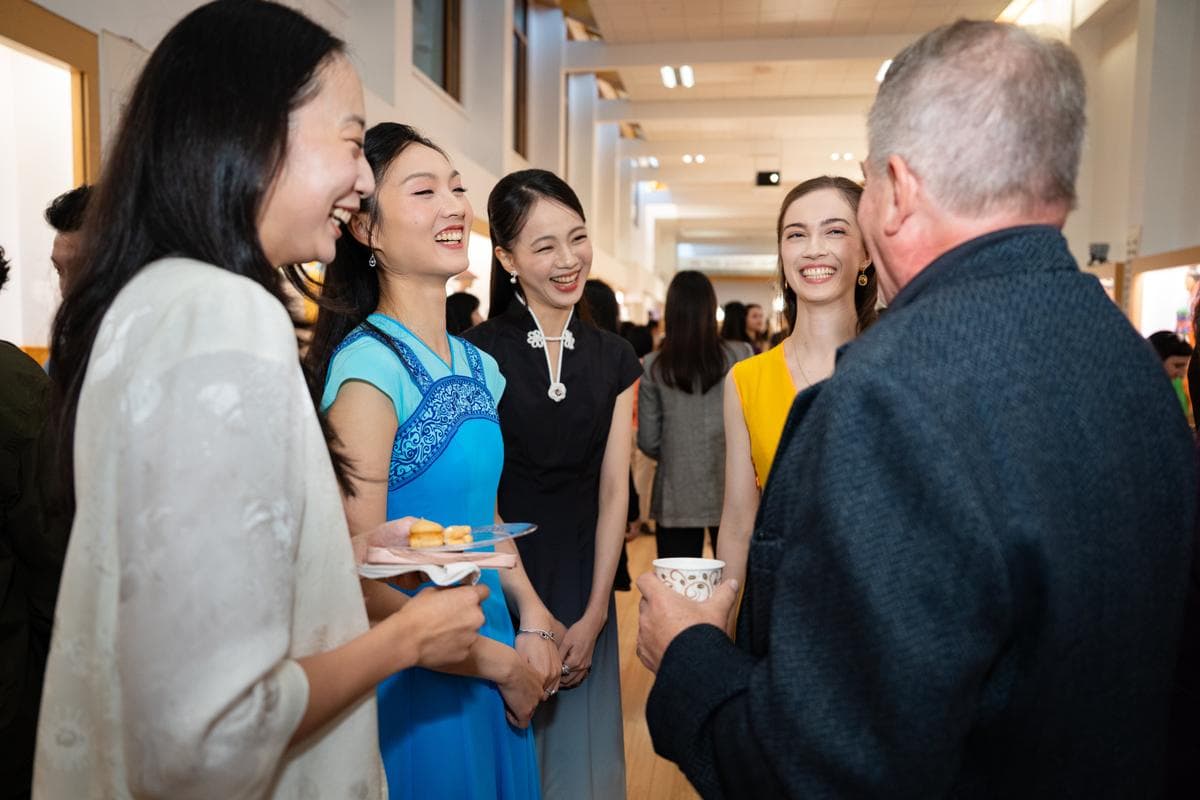 Los bailarines de Shen Yun se mezclan con los asistentes a la proyección de "Unbroken" en Dragon Springs, sede de Shen Yun Performing Arts, en Cuddebackville, Nueva York, el 17 de octubre de 2026. (Samira Bouaou/The Epoch Times).