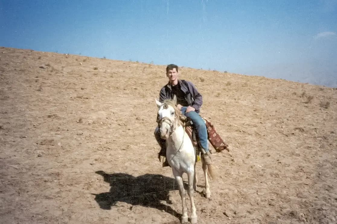 En esta foto de archivo aparece Johnny Michael Spann, miembro del Equipo Alpha de la CIA. Spann fue el primer estadounidense muerto en combate en Afganistán, el 25 de noviembre de 2001. Estaba realizando entrevistas iniciales con combatientes extranjeros vinculados a Al Qaeda, retenidos en la fortaleza de Qala-i-Jangi, cerca de Mazar-i-Sharif, Afganistán, cuando cientos de prisioneros se amotinaron y fue atacado. (Agencia Central de Inteligencia de Estados Unidos).