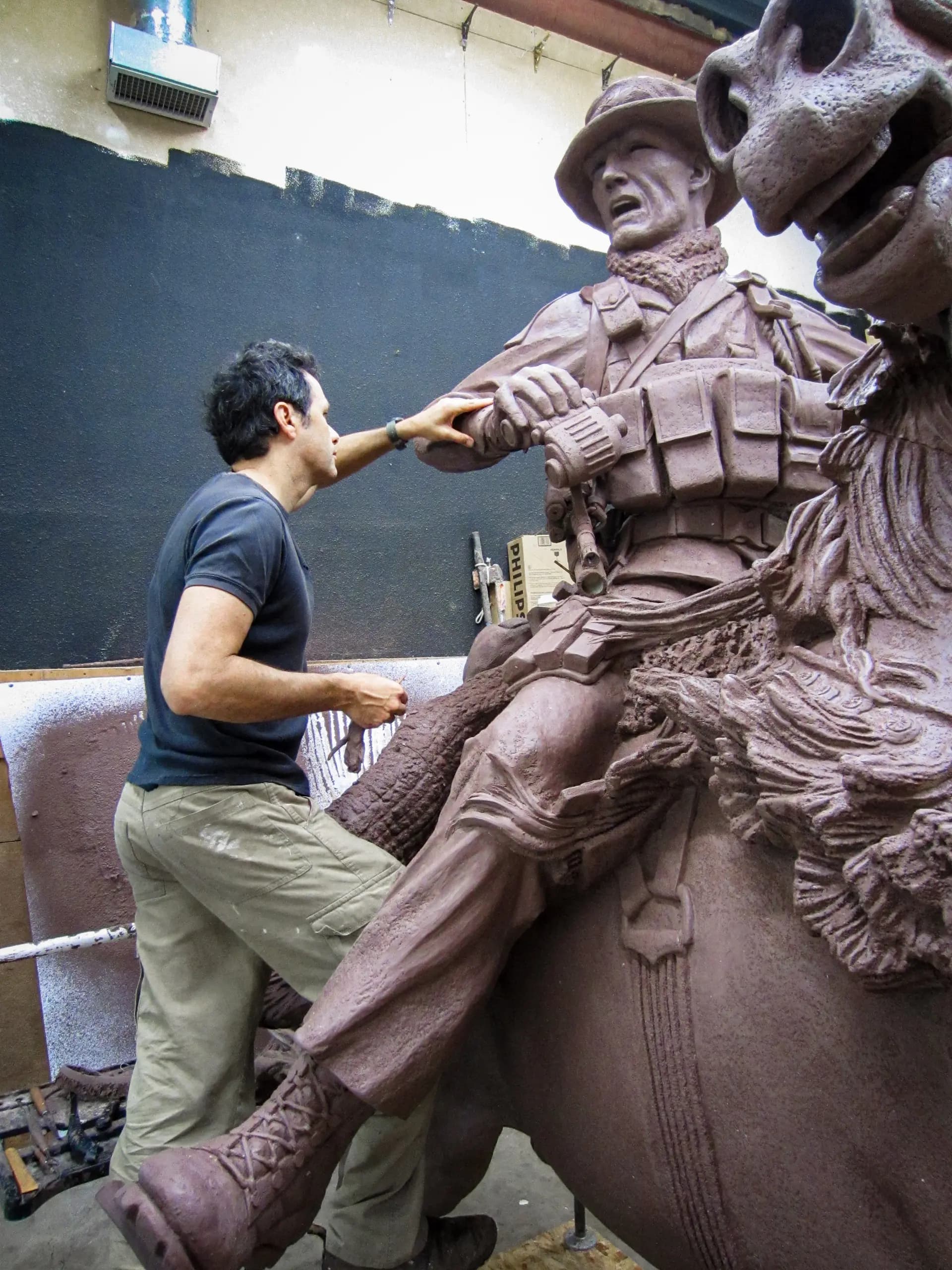 El escultor Douwe Blumberg da los últimos retoques al modelo de arcilla de una escultura en homenaje a las fuerzas especiales estadounidenses en Afganistán que entraron en combate a caballo en 2001. (Douwe Blumberg/CC-BY-SA-3.0).