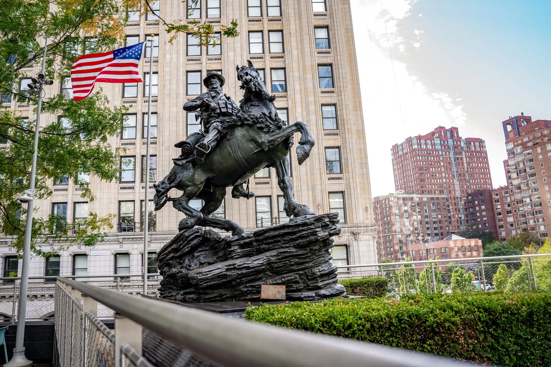 Monumento a la Respuesta de Estados Unidos del artista Douwe Blumberg, en la ciudad de Nueva York, el 8 de octubre de 2026. (Samira Bouaou/The Epoch Times).