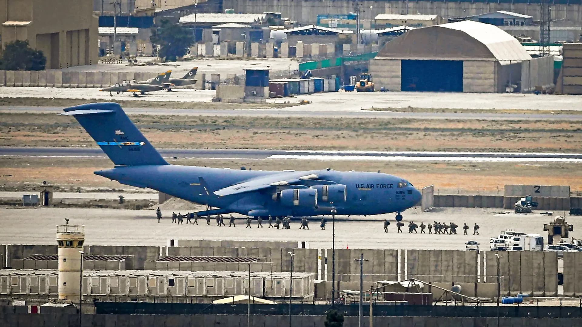 Soldados estadounidenses abordan un avión de la Fuerza Aérea de EE. UU. en el aeropuerto de Kabul, Afganistán, el 30 de agosto de 2021, mientras las fuerzas estadounidenses se apresuraban a completar su retirada de Afganistán y evacuar a sus aliados ante la amenaza de ataques del grupo Estado Islámico. Aamir Qureshi/AFP vía Getty Images