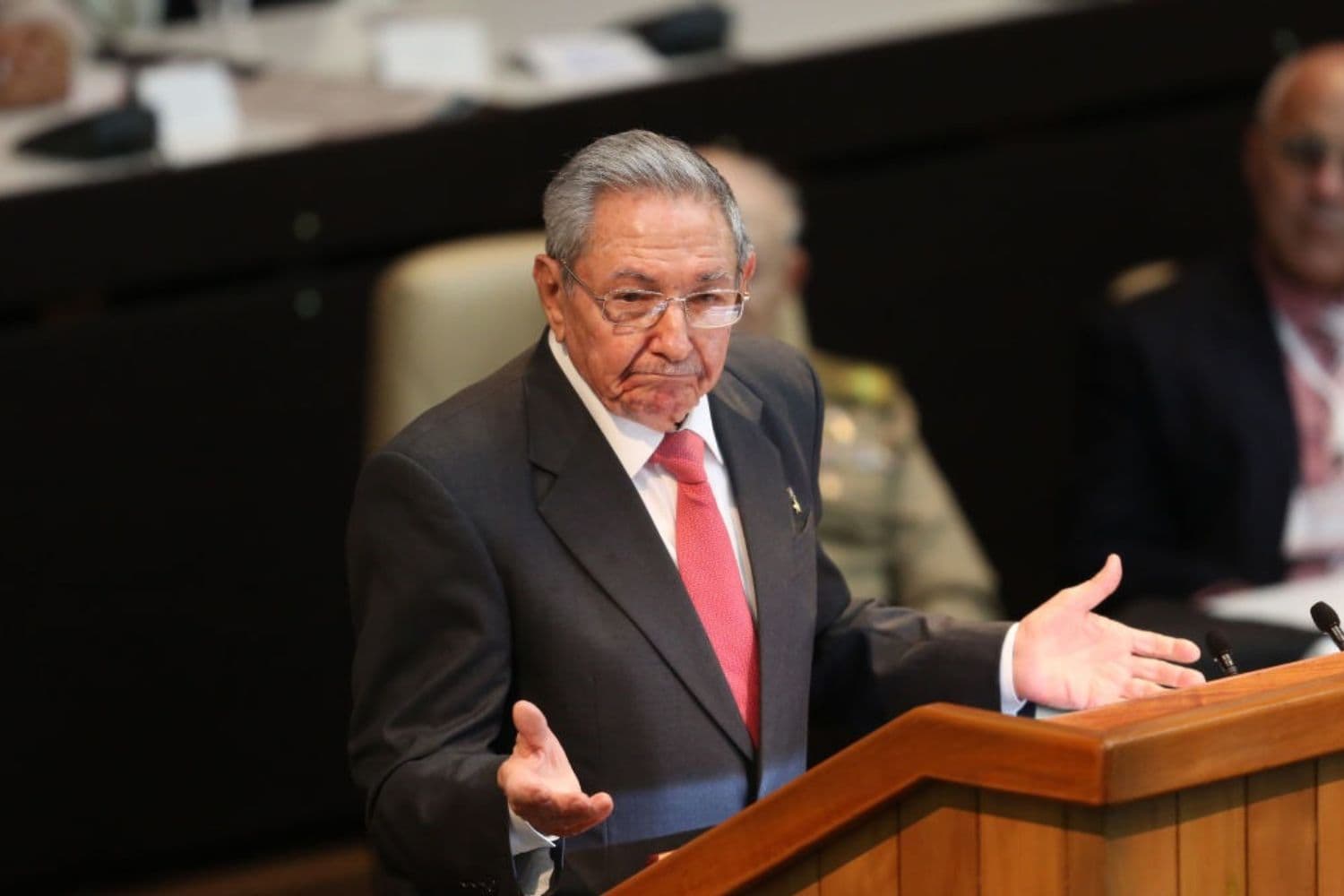 El expresidente cubano Raúl Castro interviene durante la Asamblea Nacional en el Palacio de Convenciones el 19 de abril de 2018 en La Habana, Cuba. (Alexandre Meneghini-Pool/Getty Images)