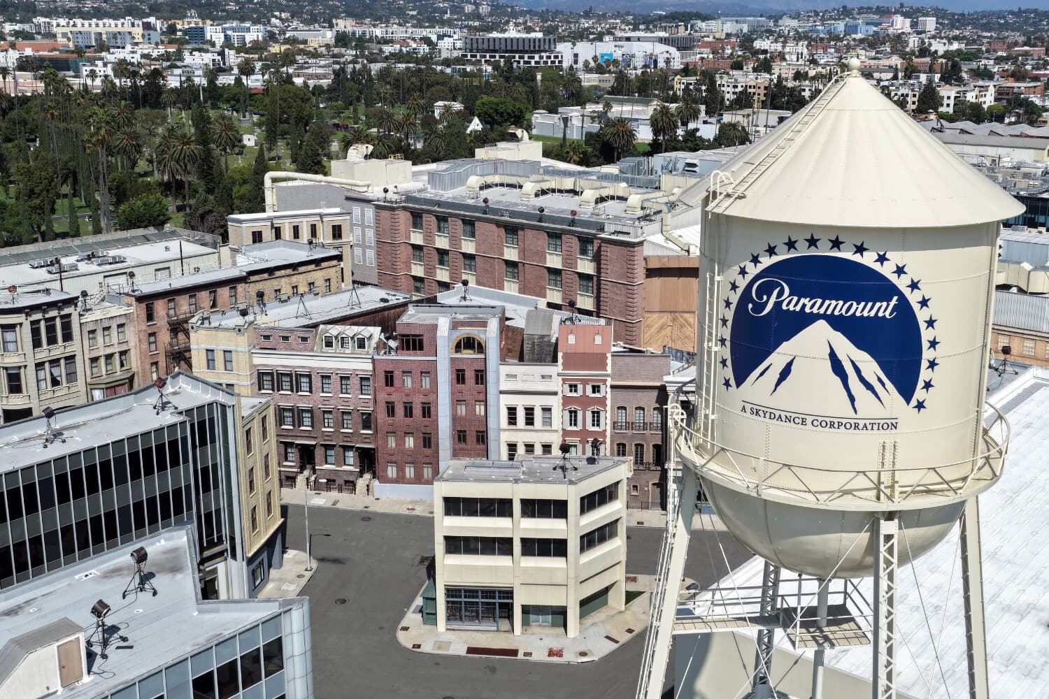 Una vista aérea del logotipo de Paramount que se muestra en la torre de agua de los estudios Paramount el 21 de septiembre de 2026 en Los Ángeles, California. (Mario Tama/Getty Images)
