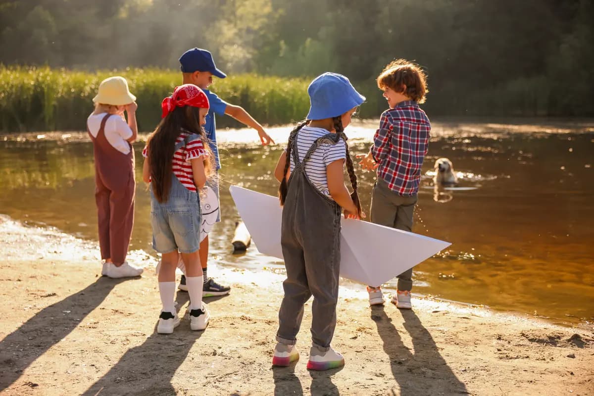 Puede que los amigos no tengan el mismo estatus social, pero se encuentran como iguales en lo que importa más que la fortuna externa. (New Africa/Shutterstock)