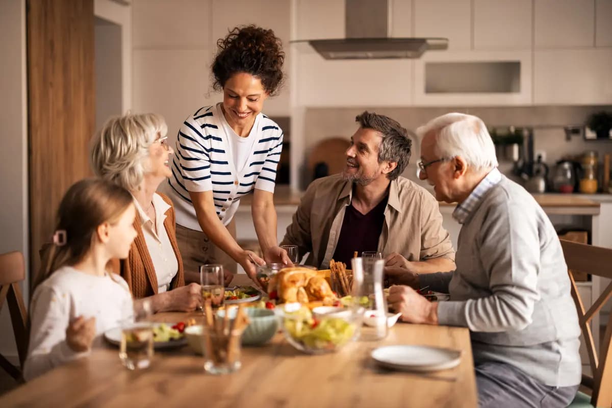 Aristóteles escribió que "los hombres no pueden conocerse bien hasta que no hayan 'comido sal juntos'", lo que significa que deben compartir muchas comidas a lo largo del tiempo. (Jelena Zelen/Shutterstock)