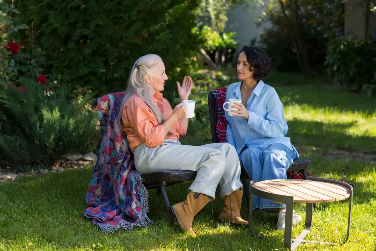 Poder hablar con libertad y confianza con alguien que te escuche con empatía está ligado a muchas funciones esenciales de la amistad. (Ulza/Shutterstock)