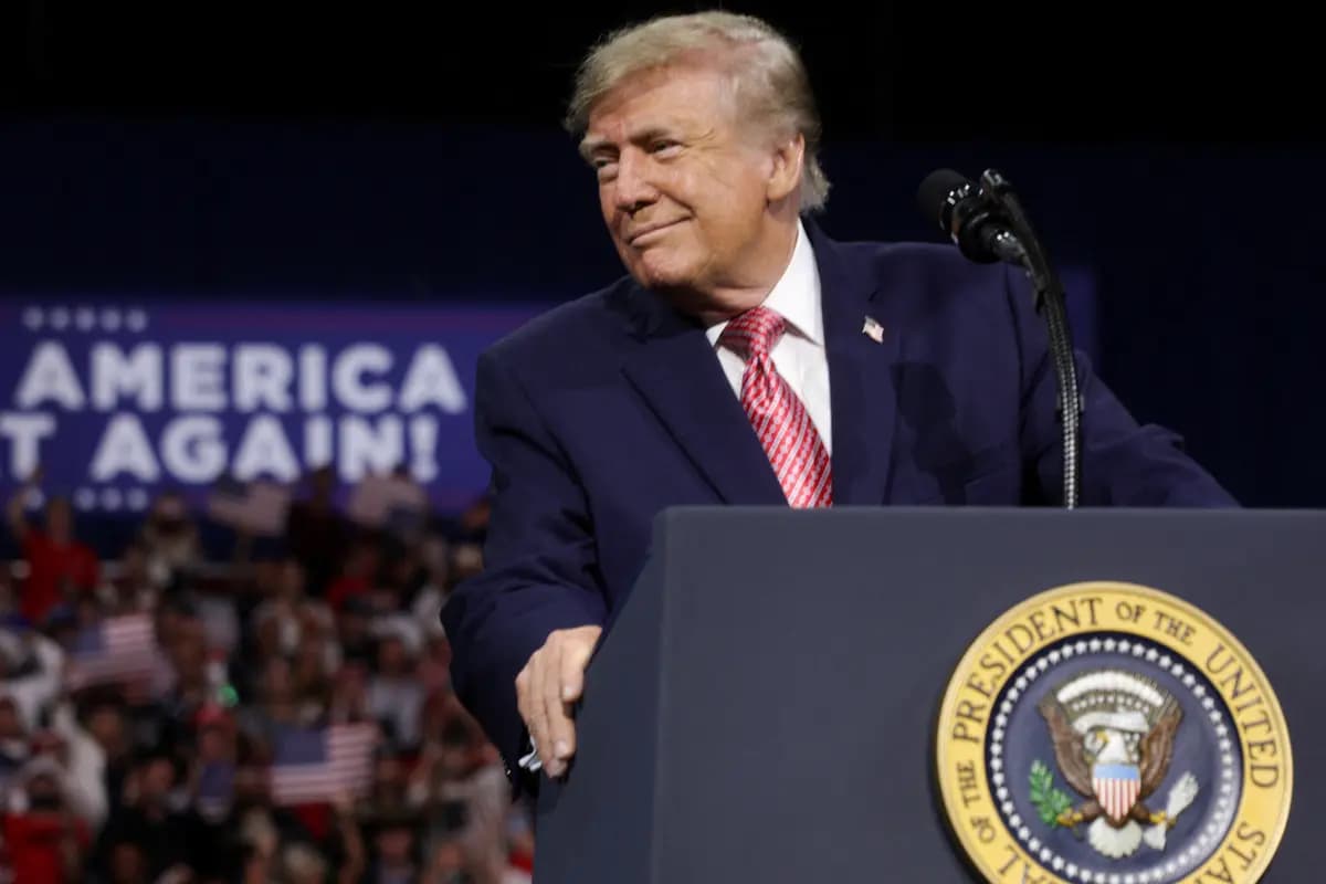 El presidente Donald Trump reacciona durante un mitin en apoyo al candidato republicano a la reelección al Senado de los Estados Unidos, Roger Marshall (R-Kan.), en Park City, Kansas, el 19 de octubre de 2026. (Jonathan Ernst/Reuters)