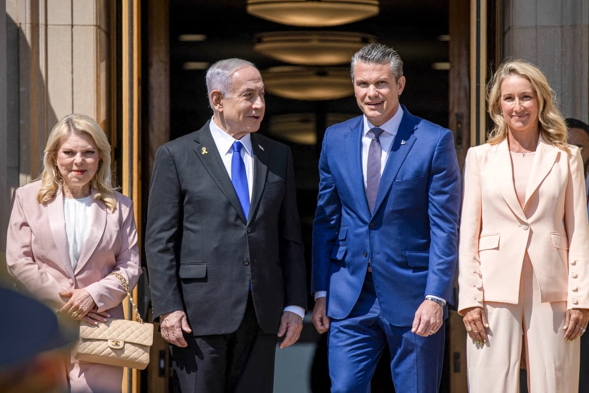 El secretario de Defensa Pete Hegseth (D2) y su esposa, Jennifer Rauchet (D9), el primer ministro israelí Benjamin Netanyahu (I2) y su esposa, Sara (I), durante una ceremonia de llegada al Pentágono en Washington, el 9 de julio de 2025. (Mehmet Eser / Middle East Images vía Getty Images).