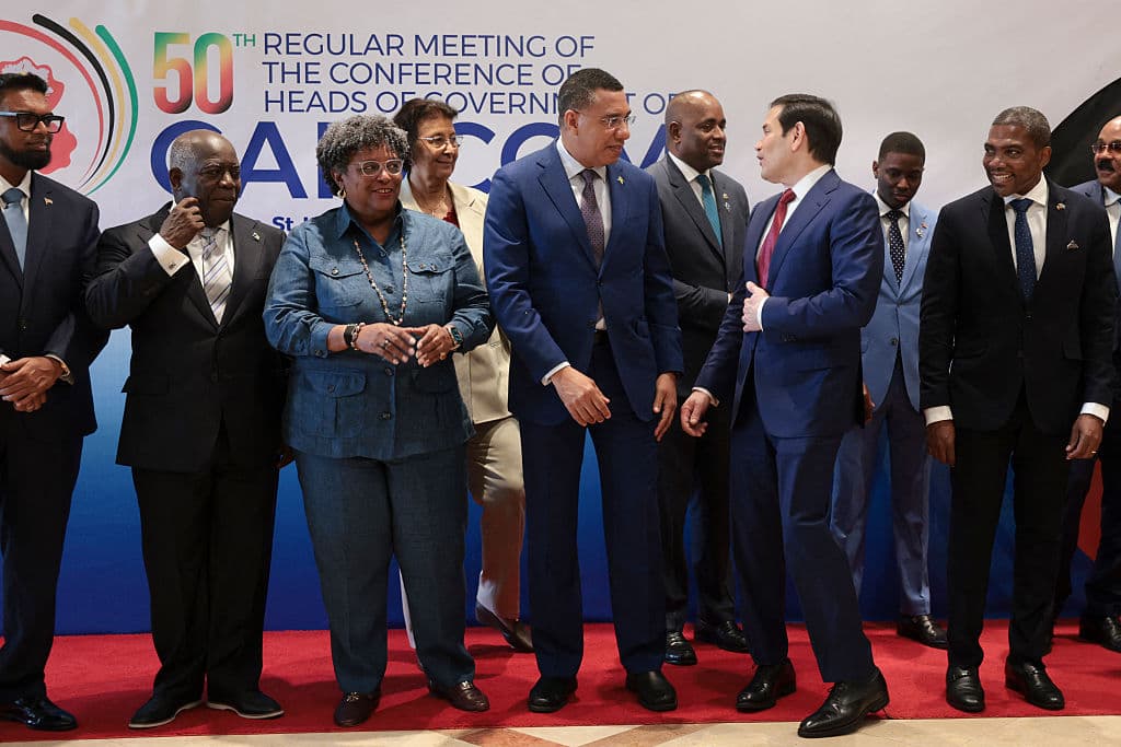 Marco Rubio posa con líderes de CARICOM en San Cristóbal y Nieves el 25 de febrero de 2026, durante una reunión centrada en Venezuela, Cuba, migración ilegal, narcotráfico y seguridad regional. (Jonathan Ernst / POOL / AFP via Getty Images)