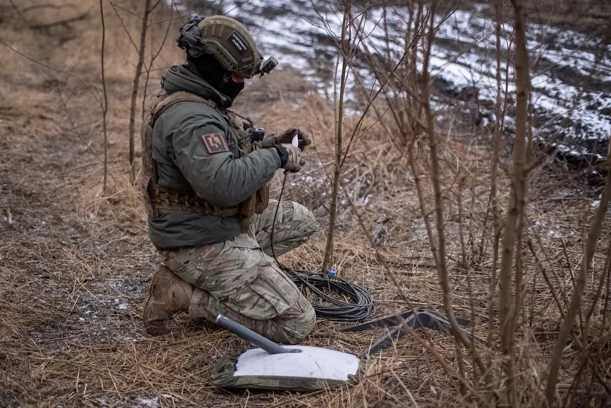 <em>Un militar ucraniano de la 47.ª brigada prepara un sistema de internet satelital Starlink en su posición en la línea del frente, en medio del ataque ruso cerca de la ciudad de Avdiivka, el 20 de febrero de 2024. (Inna Varenytsia/Foto de archivo/Reuters).</em>