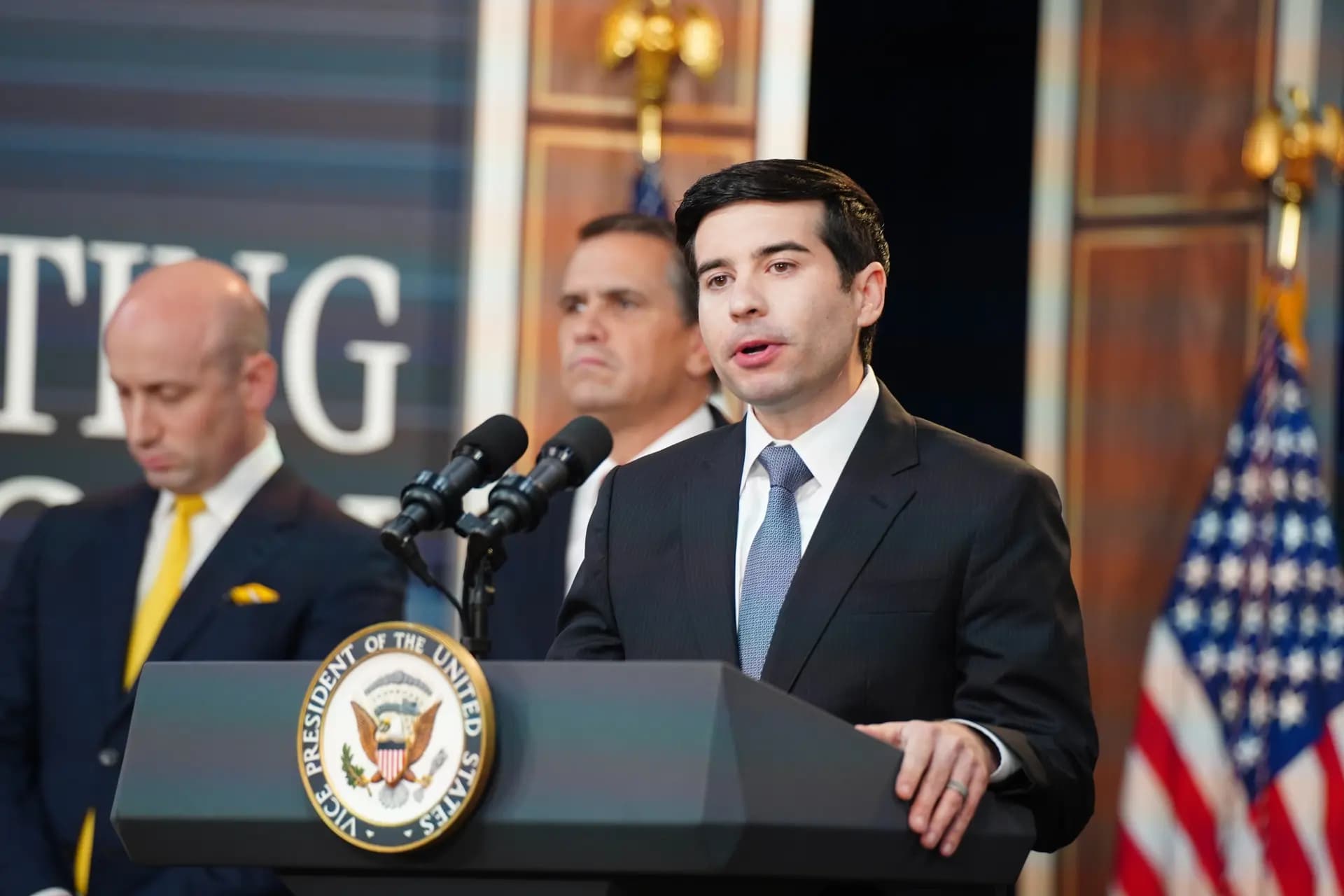 El secretario de Trabajo, Keith Sonderling, habla durante una conferencia de prensa del grupo de trabajo contra el fraude de la Casa Blanca, celebrada en el Edificio Ejecutivo Eisenhower, en Washington, el 8 de octubre de 2026. (Travis Gillmore/The Epoch Times).