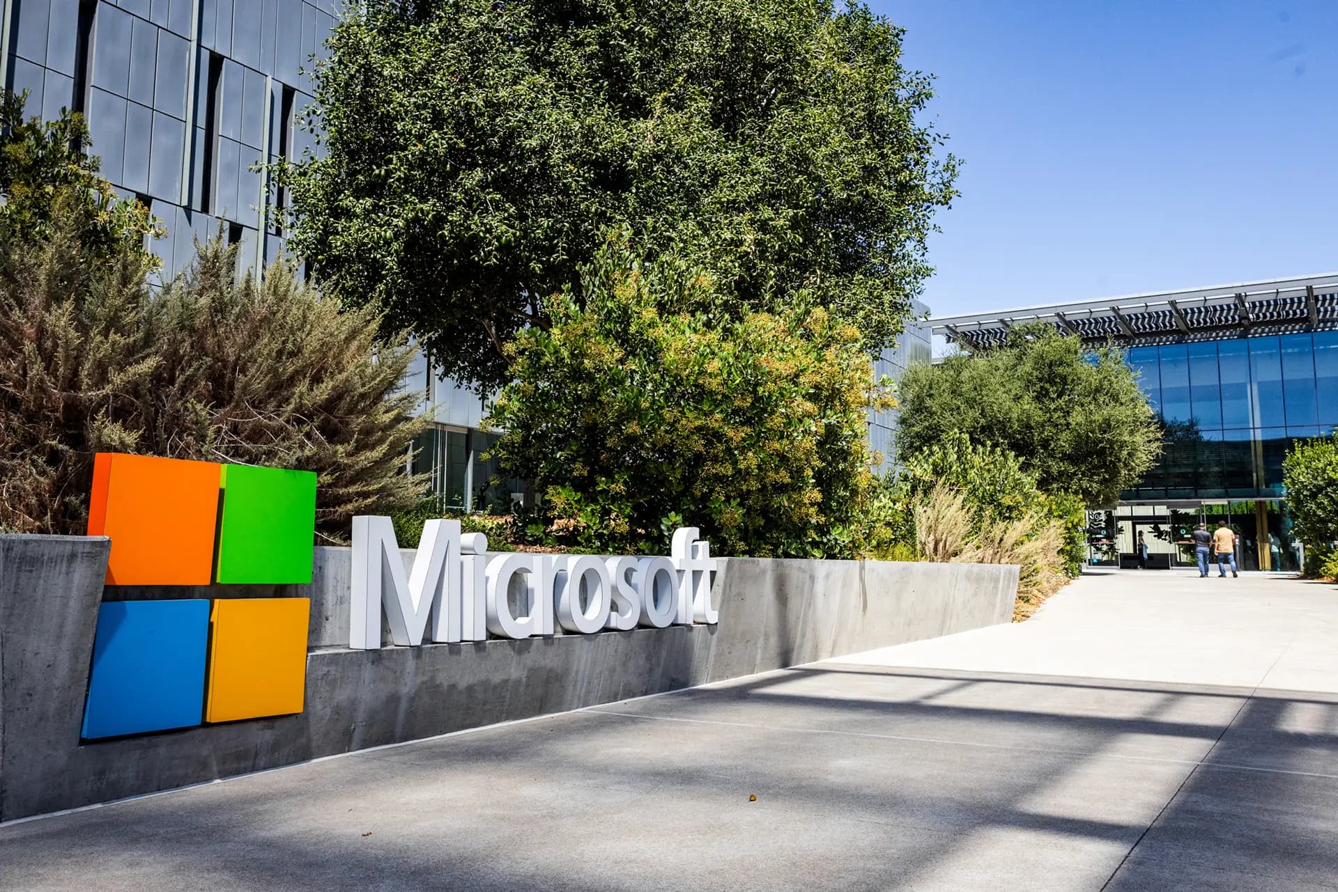 Oficinas de Microsoft en Mountain View, California, el 31 de julio de 2025. El gigante tecnológico es una de las ocho empresas que han sido suspendidas de un programa que permite a los trabajadores extranjeros obtener tarjetas de residencia. (John Fredricks/The Epoch Times).