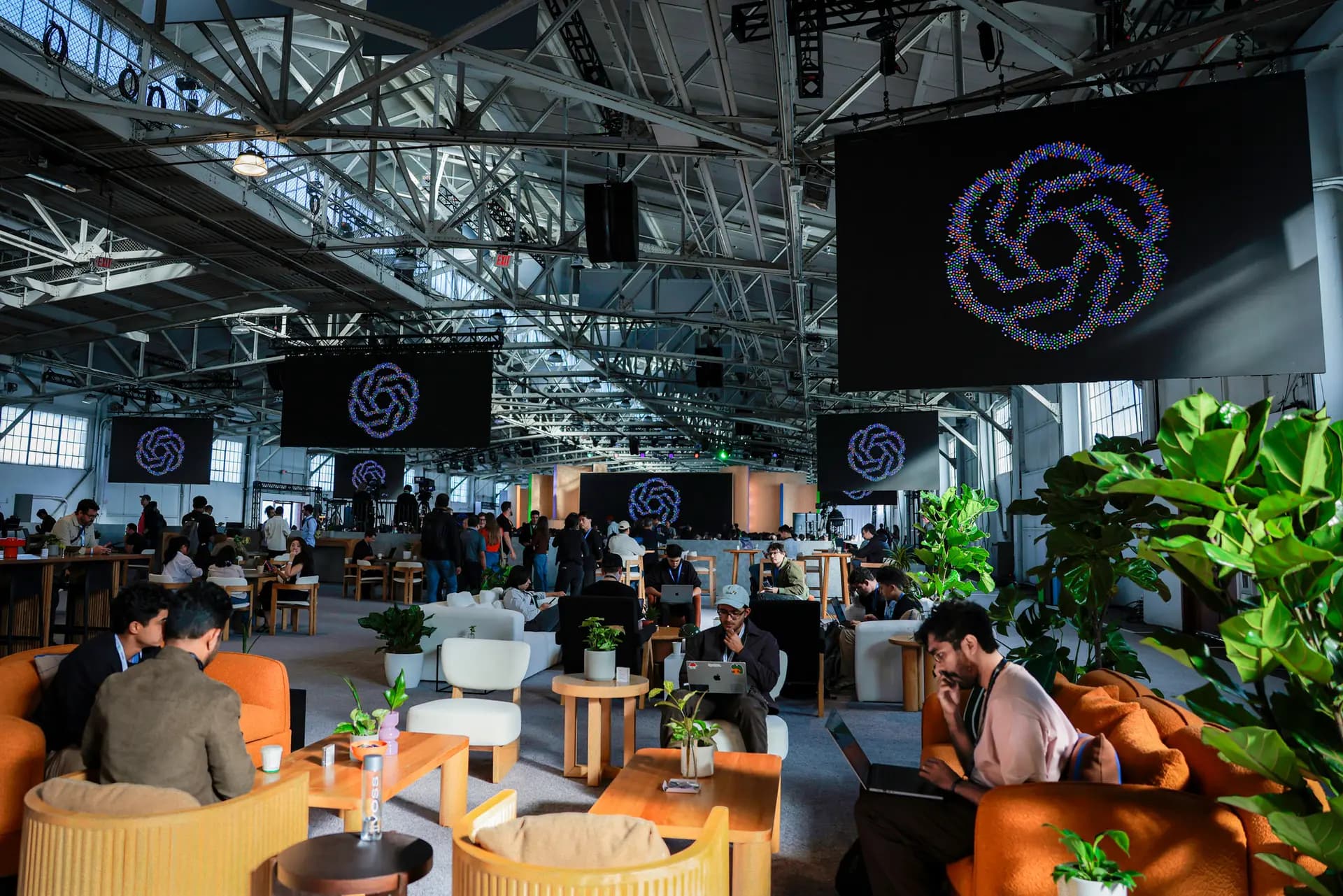 Los asistentes se reúnen en una conferencia de desarrolladores de OpenAI en San Francisco el 29 de septiembre de 2026. En agosto de 2026, el Departamento de Justicia llegó a un acuerdo de 3.2 millones de dólares con OpenAI y una filial de OpenAI por presuntas violaciones del Programa de Gestión de Revisión Electrónica (PERM). (Heather Diehl/Getty Images).