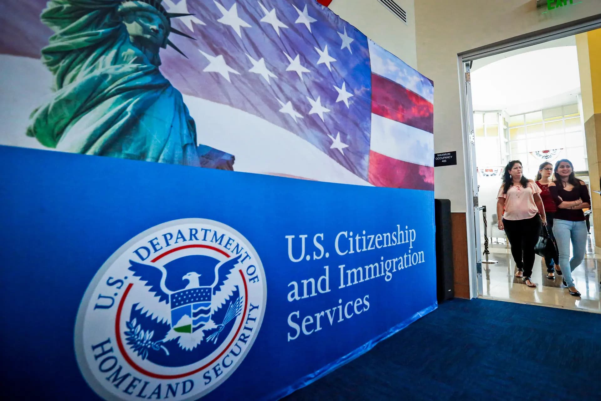 Las personas llegan a una ceremonia de naturalización en la oficina regional de los Servicios de Ciudadanía e Inmigración de EE. UU. (USCIS) en Miami el 17 de agosto de 2018. (Wilfredo Lee/AP Photo, archivo).