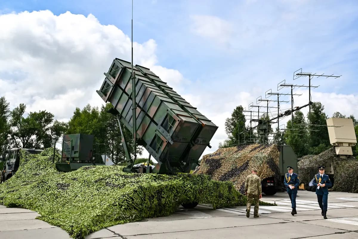 <em>Soldados ucranianos pasan junto a un sistema de defensa aérea Patriot en una zona no revelada de Ucrania el 4 de agosto de 2024. (Sergei Supinsky/AFP vía Getty Images).</em>