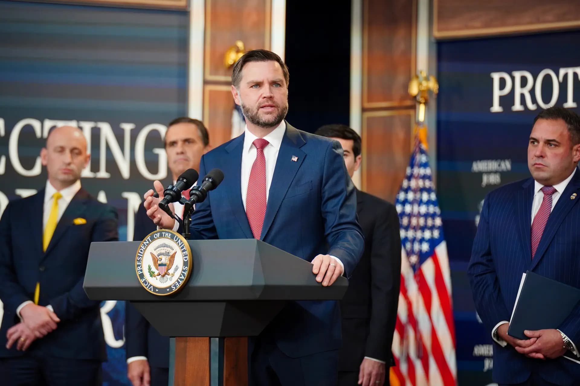 El vicepresidente JD Vance habla durante una conferencia de prensa del grupo de trabajo contra el fraude de la Casa Blanca, celebrada en el Edificio Ejecutivo Eisenhower en Washington el 8 de octubre de 2026. (Travis Gillmore/The Epoch Times).